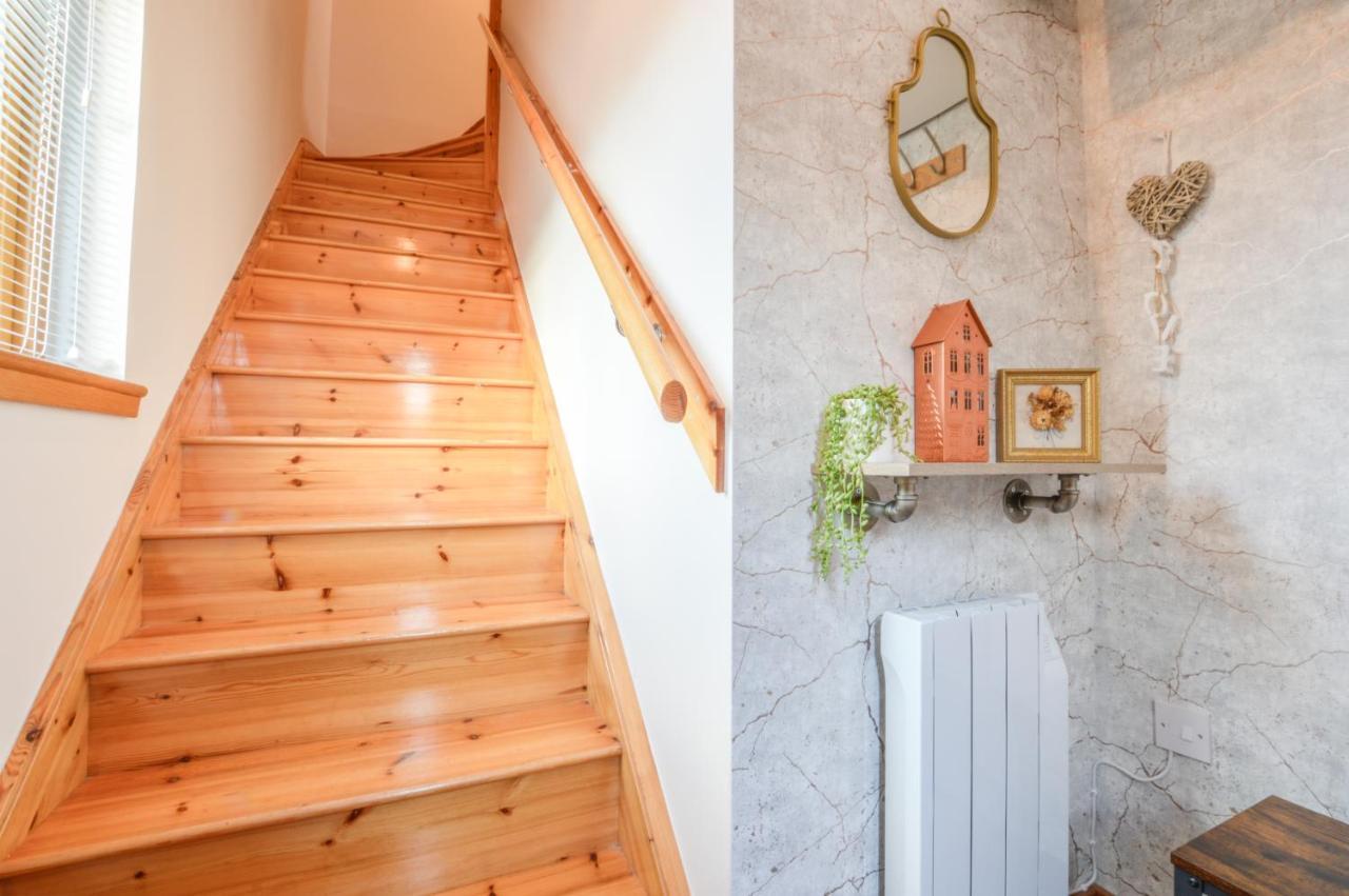 Rowan Tree Apartment - A Modern, Quiet Hideaway With Sweeping Views Across Oban Exterior photo